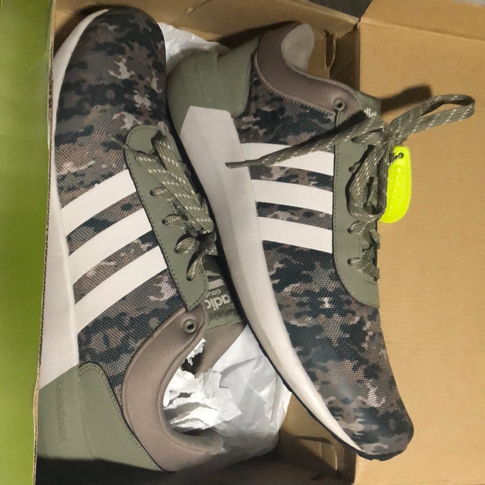 Slightly worn Adidas Cloud Foam Race with box